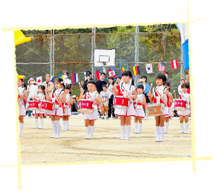 保育室で遊ぶ子供たち